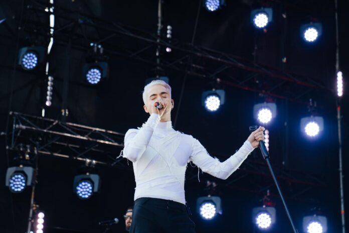 Melovin під час виступу на сцені в Україні