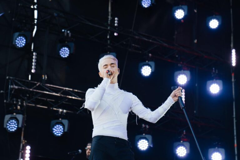 Melovin під час виступу на сцені в Україні