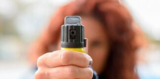 Дівчина з газовим балончиком