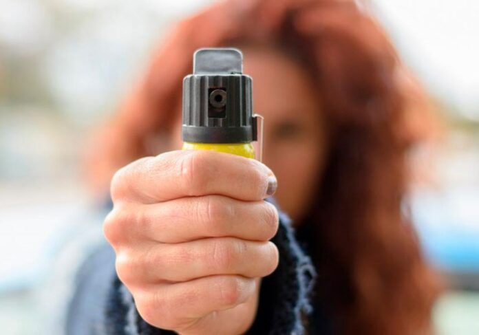 457687 Дівчина з газовим балончиком