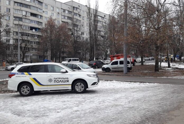 Поліцейські та вибухотехніки перевіряють будівлю