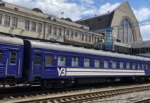 Поїзд Укрзалізниці на залізничній колії