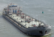 Despite British sanctions, Russian tankers cross the English Channel Russian oil tanker in the English Channel