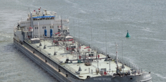 Despite British sanctions, Russian tankers cross the English Channel Russian oil tanker in the English Channel