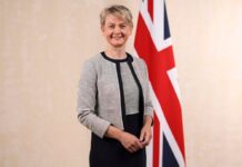 Міністерка закордонних справ Британії Іветт Купер під час публічної заяви