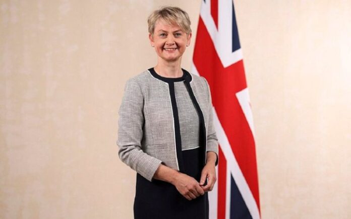 Міністерка закордонних справ Британії Іветт Купер під час публічної заяви