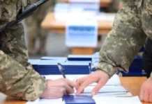 Працівники підприємства під час оформлення документів на бронювання