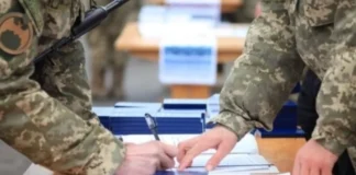 Працівники підприємства під час оформлення документів на бронювання