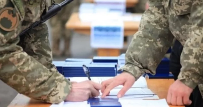 700x371-63d7840d7156b Працівники підприємства під час оформлення документів на бронювання