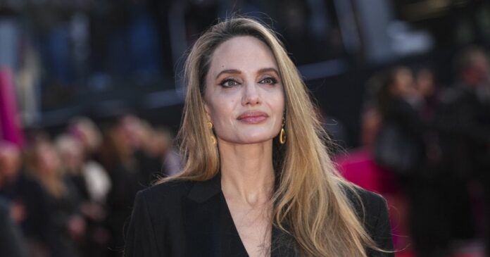 Анджеліна Джолі на червоній доріжці під час світської події