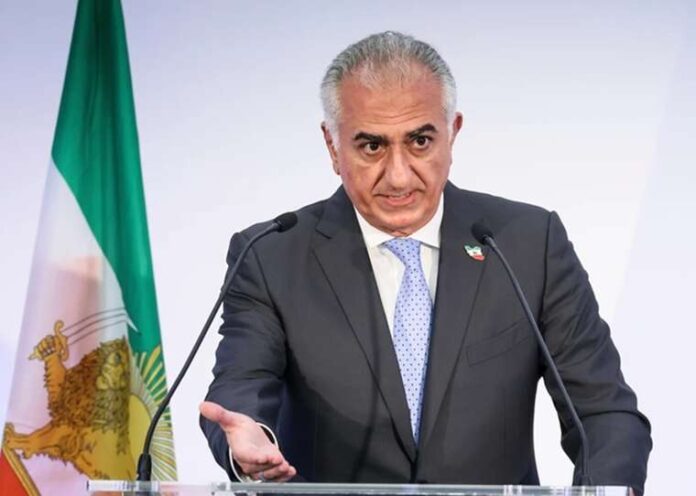 Реза Пехлаві під час публічного виступу