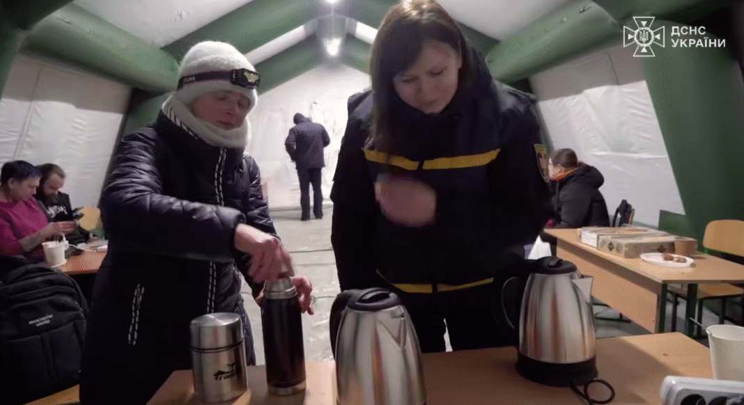 Мобільний Пункт Незламності ДСНС з наметами та людьми