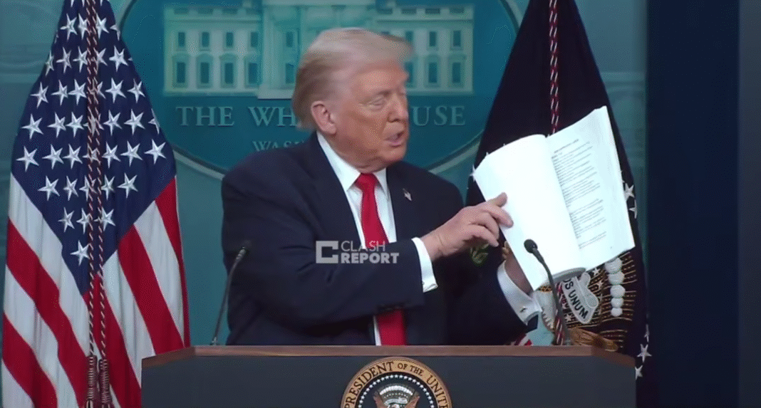 Президент США Дональд Трамп під час виступу демонструє документ