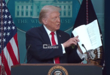 Президент США Дональд Трамп під час виступу демонструє документ