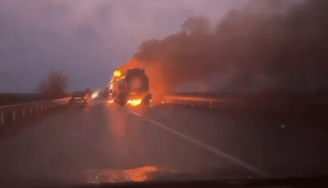 Пожежа транспортного засобу на трасі після удару