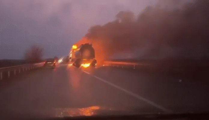 Screenshot_4 Пожежа транспортного засобу на трасі після удару