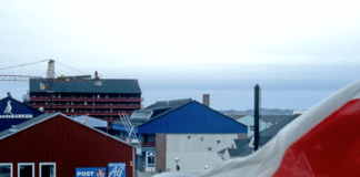 Прапор Гренландії на тлі арктичного узбережжя