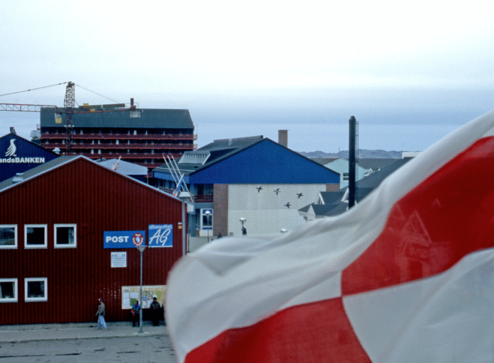 Прапор Гренландії на тлі арктичного узбережжя