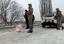 ТЦК більше не зупинятимуть транспорт на блокпостах Автомобіль під час перевірки ТЦК