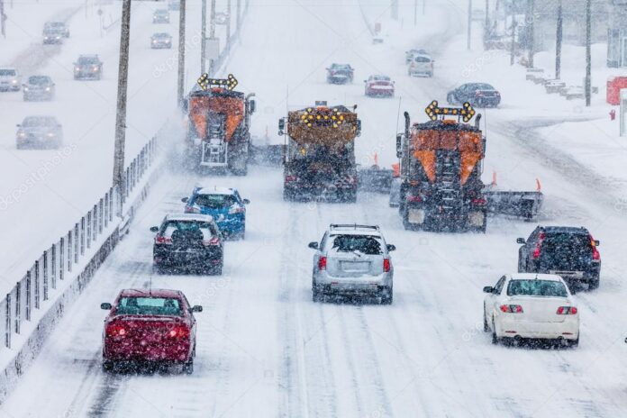 depositphotos_43123137-stock-photo-tree-lined-up-snowplows-clearing Снігоприбиральна техніка очищає дорогу на гірській ділянці в Закарпатській області під час снігопаду.