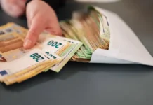 «Зарплати в конвертах» депутатам зросли до $5 тисяч Зарплата в конвертах для депутатів