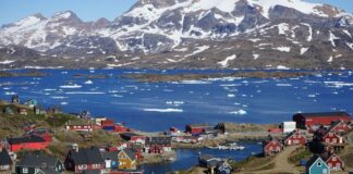 Панорама узбережжя Гренландії з арктичними льодовиками