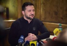 Президент України Володимир Зеленський під час спілкування з журналістами