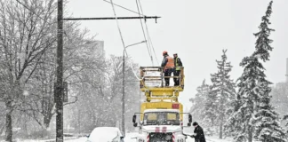 Енергетики відновлюють електромережі після знеструмлення у Запорізькій області.