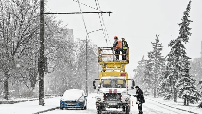 Енергетики відновлюють електромережі після знеструмлення у Запорізькій області.