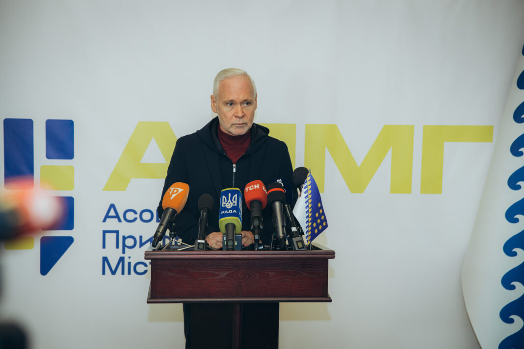 Ігор Терехов виступає на засіданні Асоціації прифронтових міст