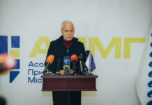 Ігор Терехов виступає на засіданні Асоціації прифронтових міст