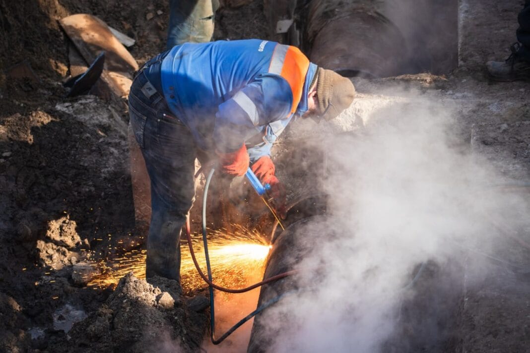 Emergency crews repair heating and water supply systems