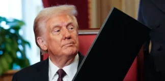 Президент США Дональд Трамп підписує указ у Білому домі