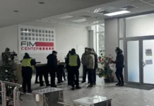 Поліція та журналісти в приміщенні після нападу в Києві