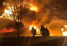 Росія вночі масовано атакувала Волинську область Рятувальники ліквідовують пожежу після нічної атаки на Волині