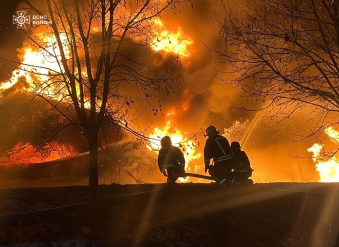 Рятувальники ліквідовують пожежу після нічної атаки на Волині