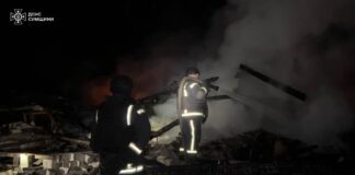 Рятувальники ДСНС ліквідовують пожежу після атаки БпЛА на Сумщині