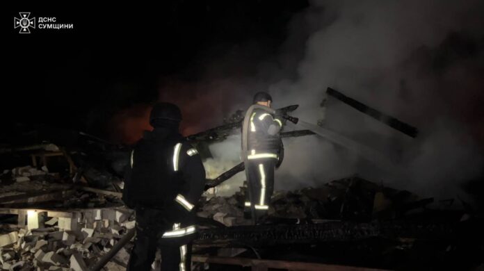 Рятувальники ДСНС ліквідовують пожежу після атаки БпЛА на Сумщині