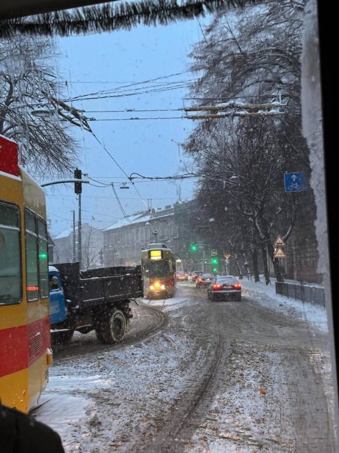 photo_2026-01-07_09-52-51 Трамвай у Львові на зупинці під час відключення електроенергії