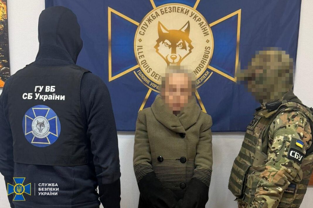 Правоохоронці СБУ затримують жінку, підозрювану у співпраці з ГРУ рф в Одесі.