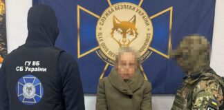 Правоохоронці СБУ затримують жінку, підозрювану у співпраці з ГРУ рф в Одесі.