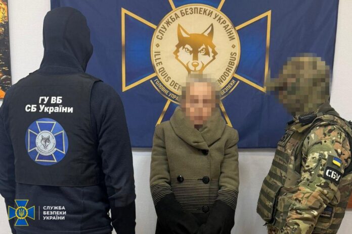 Правоохоронці СБУ затримують жінку, підозрювану у співпраці з ГРУ рф в Одесі.