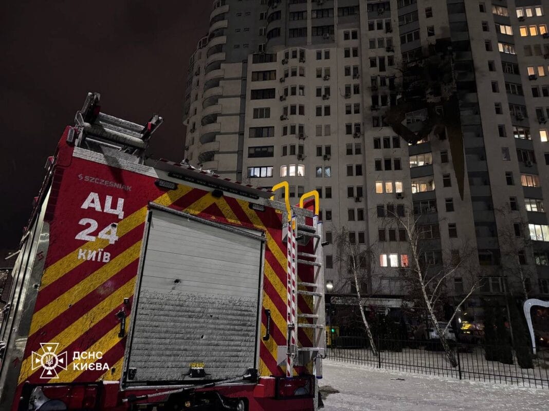 Рятувальники працюють на місці пошкодженої будівлі у Києві після нічної атаки.