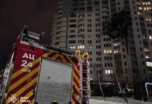 Рятувальники працюють на місці пошкодженої будівлі у Києві після нічної атаки.
