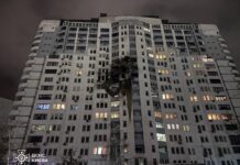 Пошкодження цивільної інфраструктури після російського удару під час похолодання в Україні.