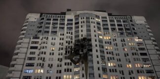 Пошкодження цивільної інфраструктури після російського удару під час похолодання в Україні.