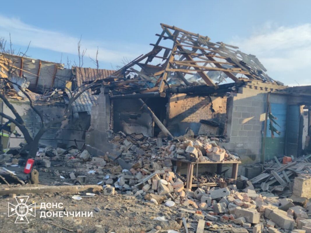 Руйнування житлових будинків після атаки дронів на Донеччині