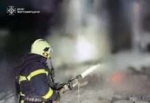 Рятувальники ліквідовують пожежу після обстрілу на Житомирщині