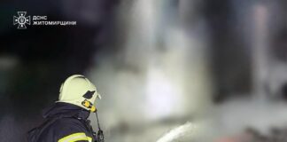 Рятувальники ліквідовують пожежу після обстрілу на Житомирщині