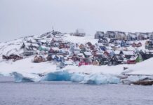 Будинки в Гренландії на тлі арктичного узбережжя та льодовиків